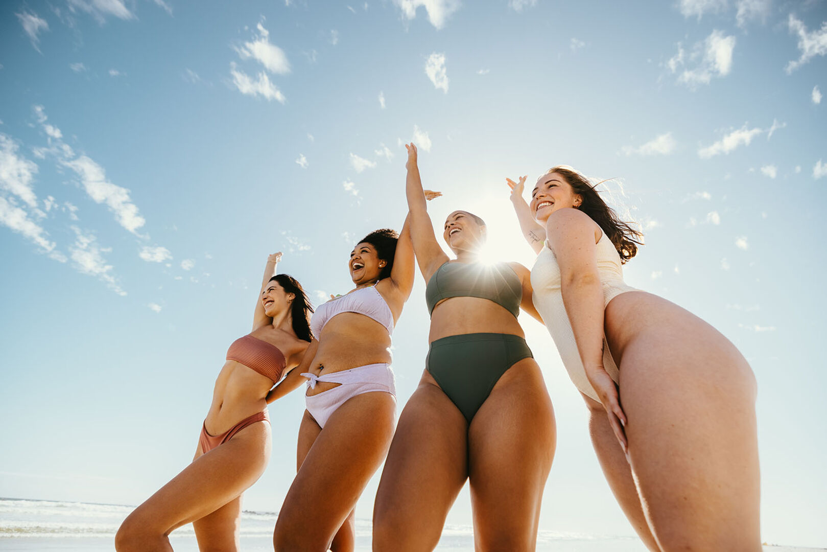 Frauengruppe im Bikini | Credit: iStock.com/jacoblund