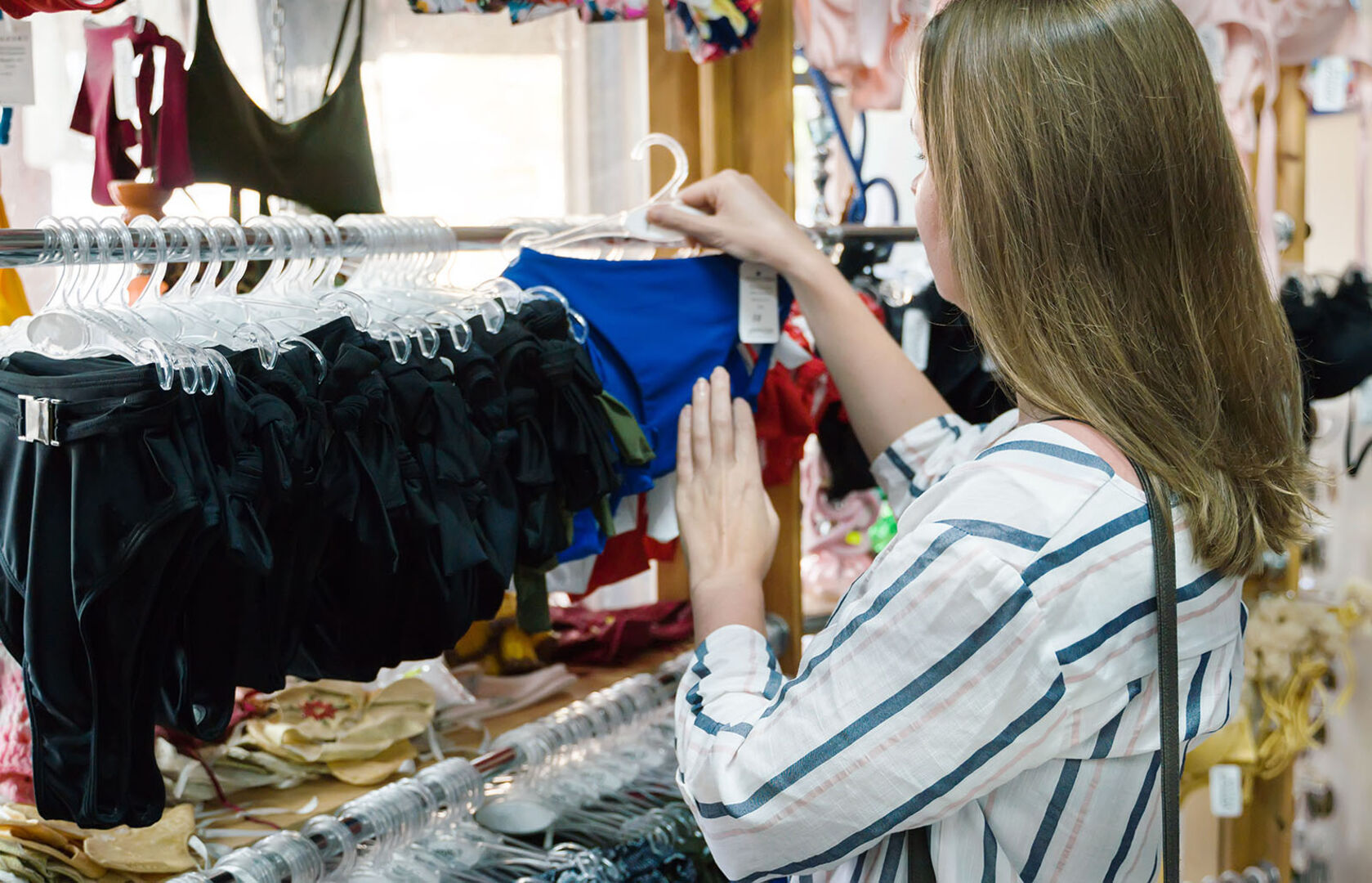 Frau kauft sich einen Bikini | Credit: iStock.com/M-Production