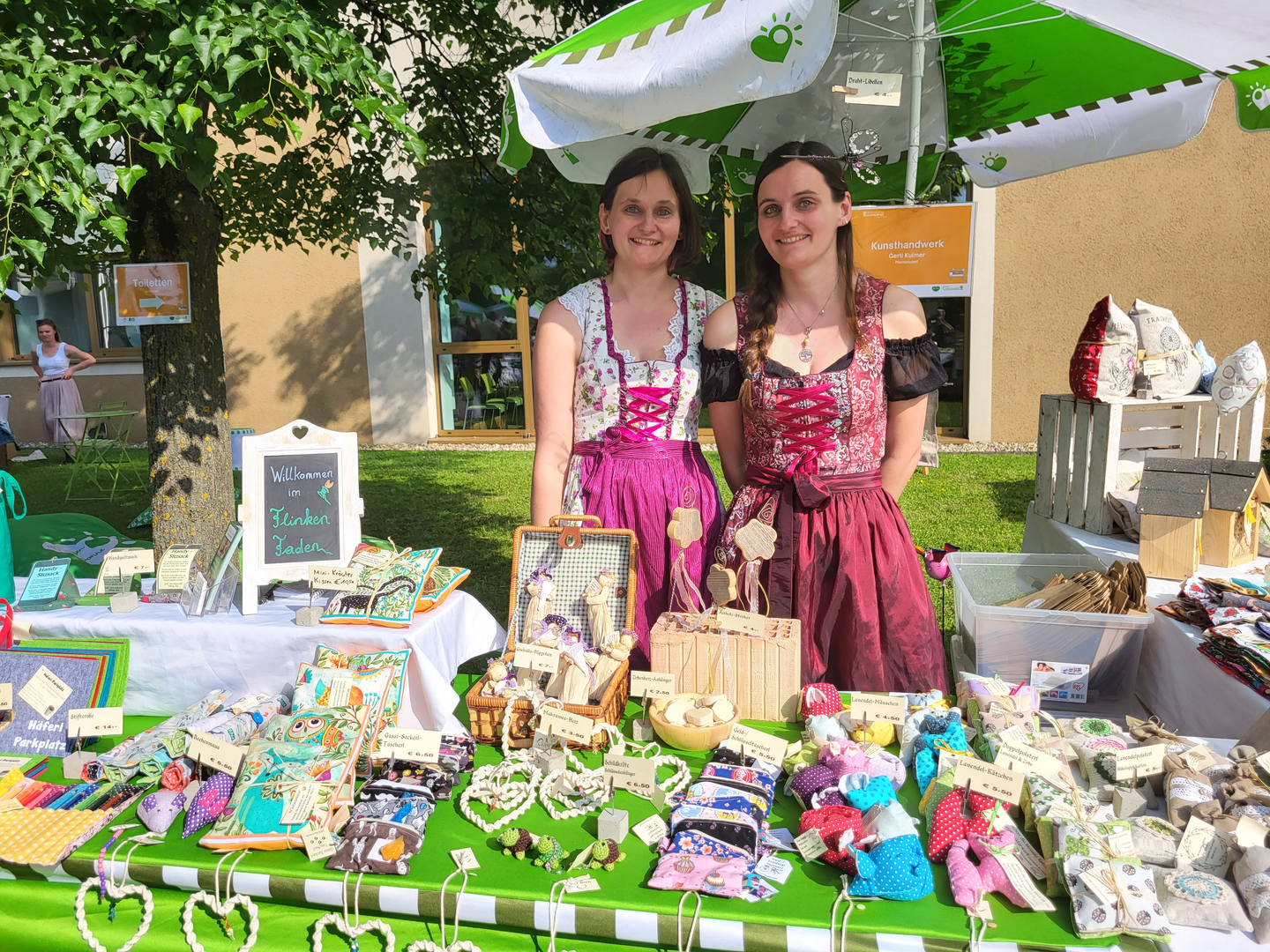 Verkäuferinnen beim Gartenfest