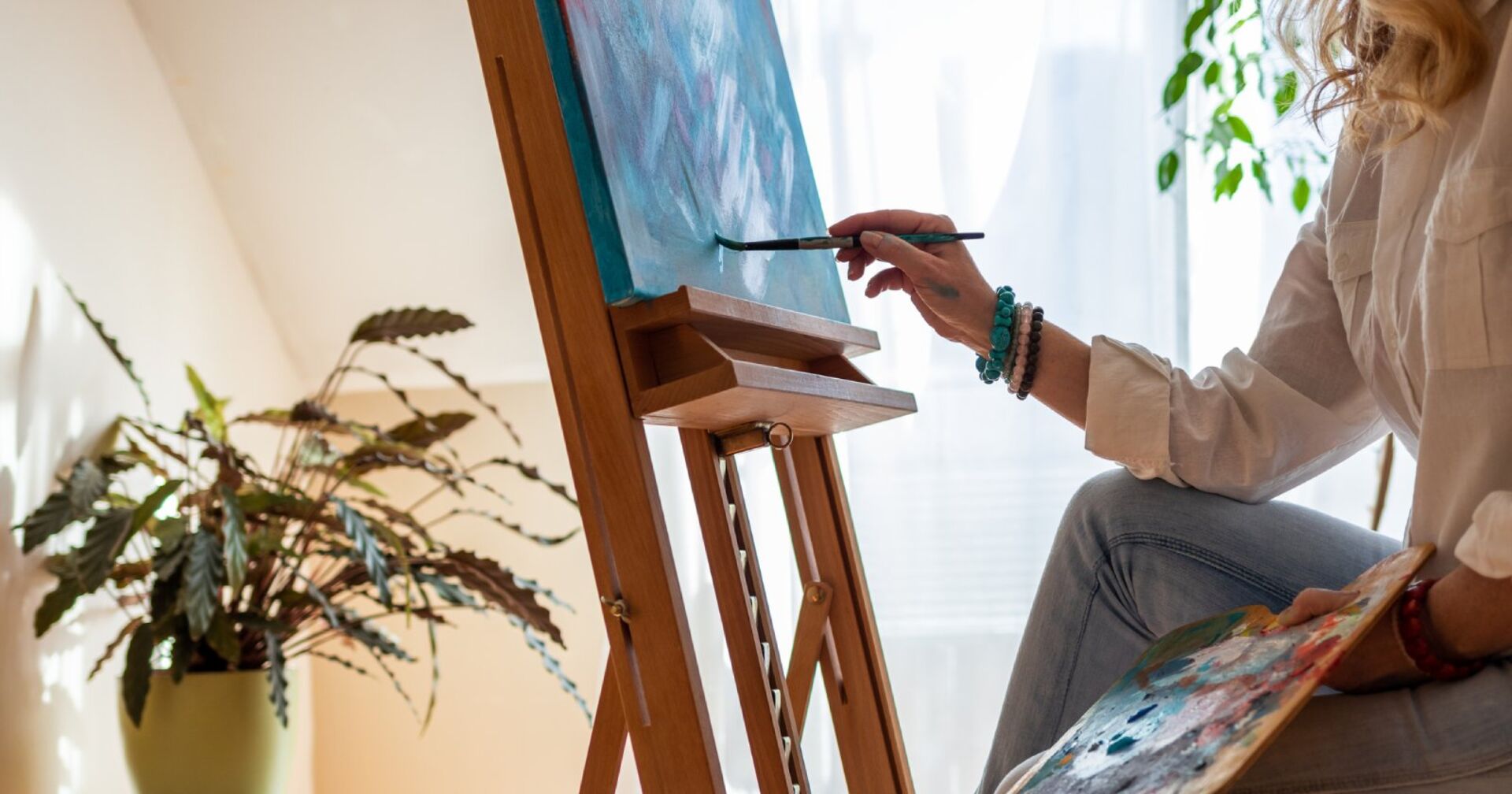 Frau malt ein Bild | Credit: iStock.com/Zbynek Pospisil