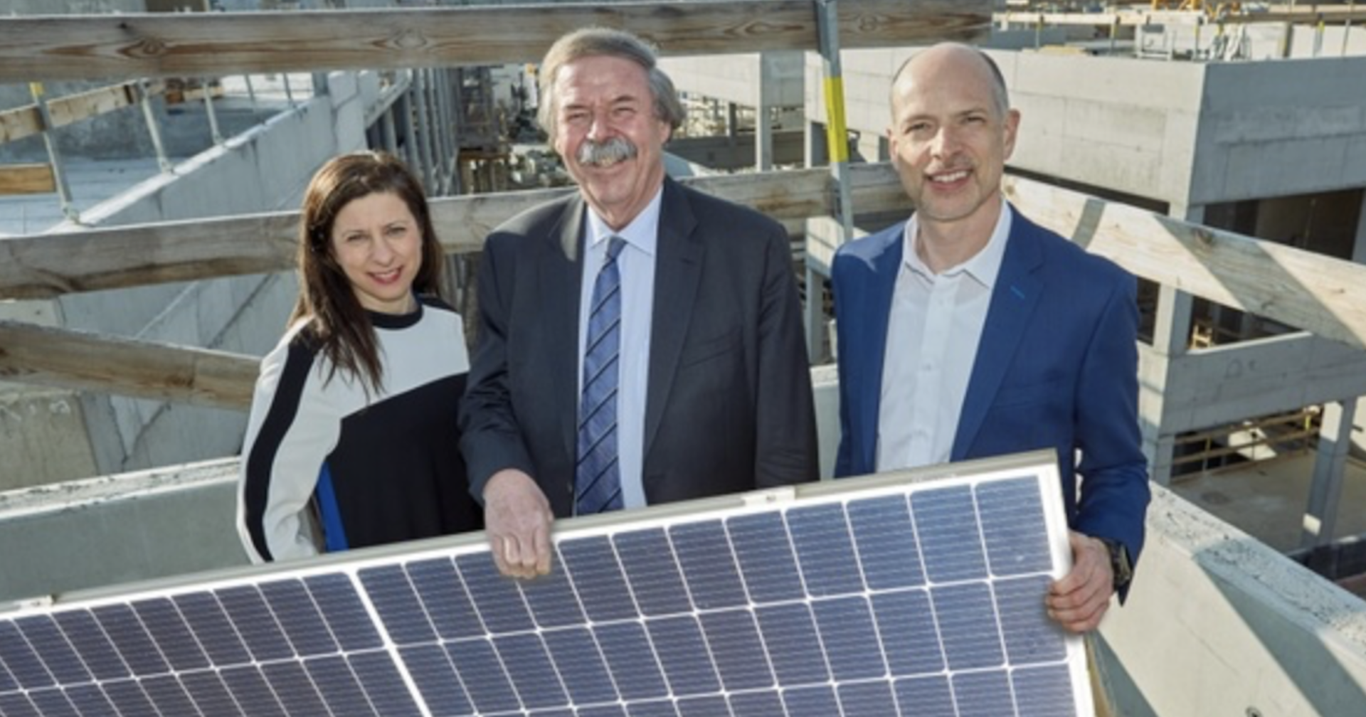 Zwei Männer und eine Frau halten in der Blauen Lagune ein Solarpanel | Credit: Blaue Lagune