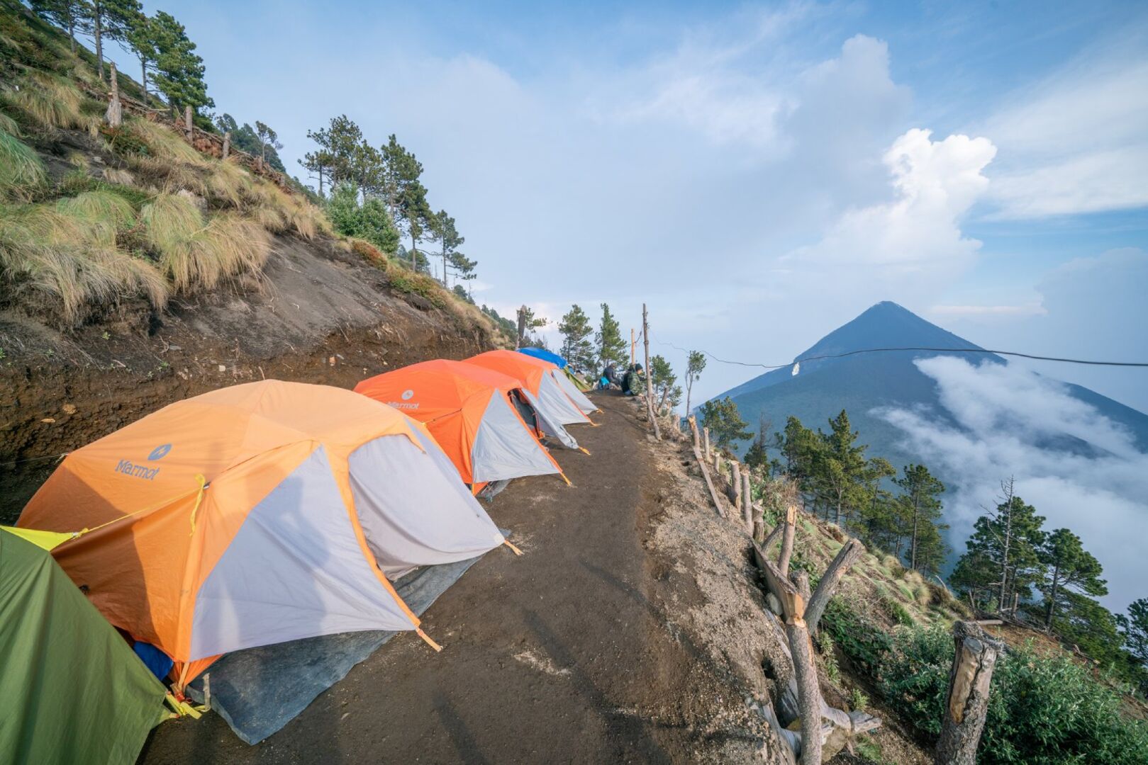 Camplager vor einem Vulkan in Guatemala | Credit: iStock.com/Fantastic Geographic