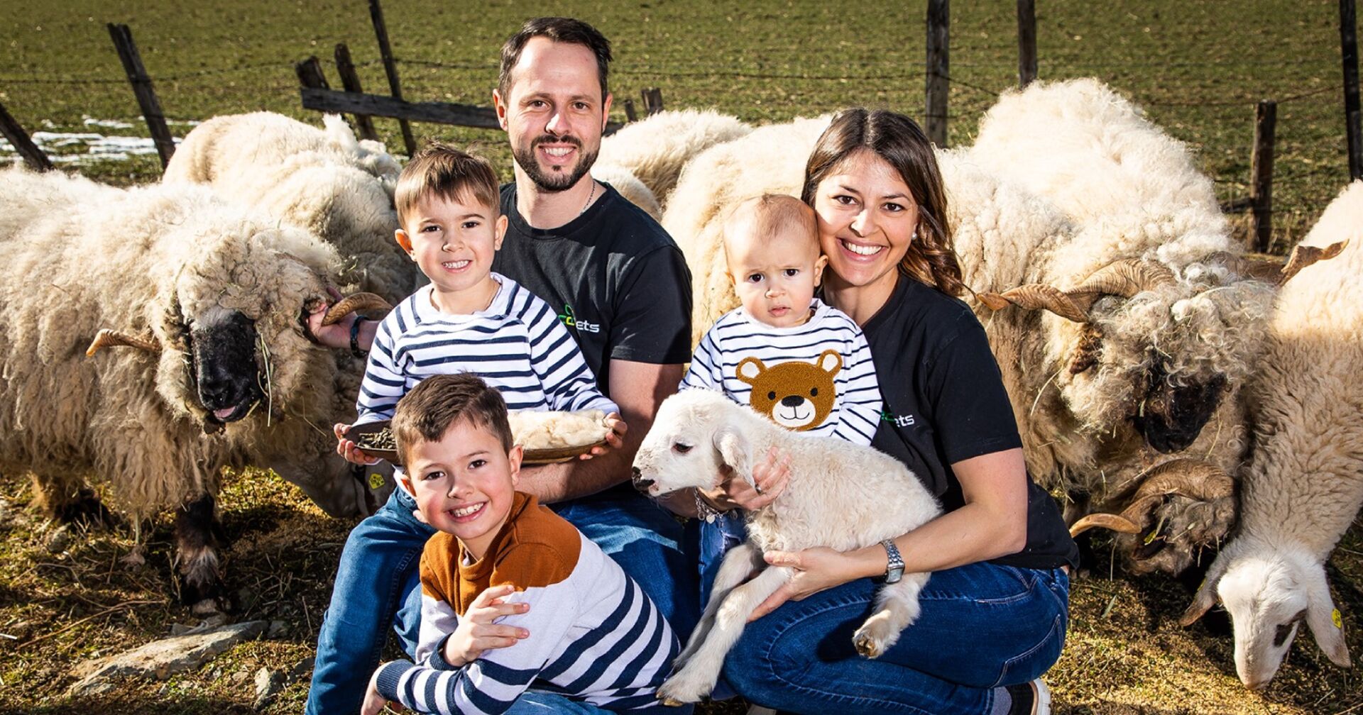 Familie Weitschacher vor Walliser Schwarznasenschafen