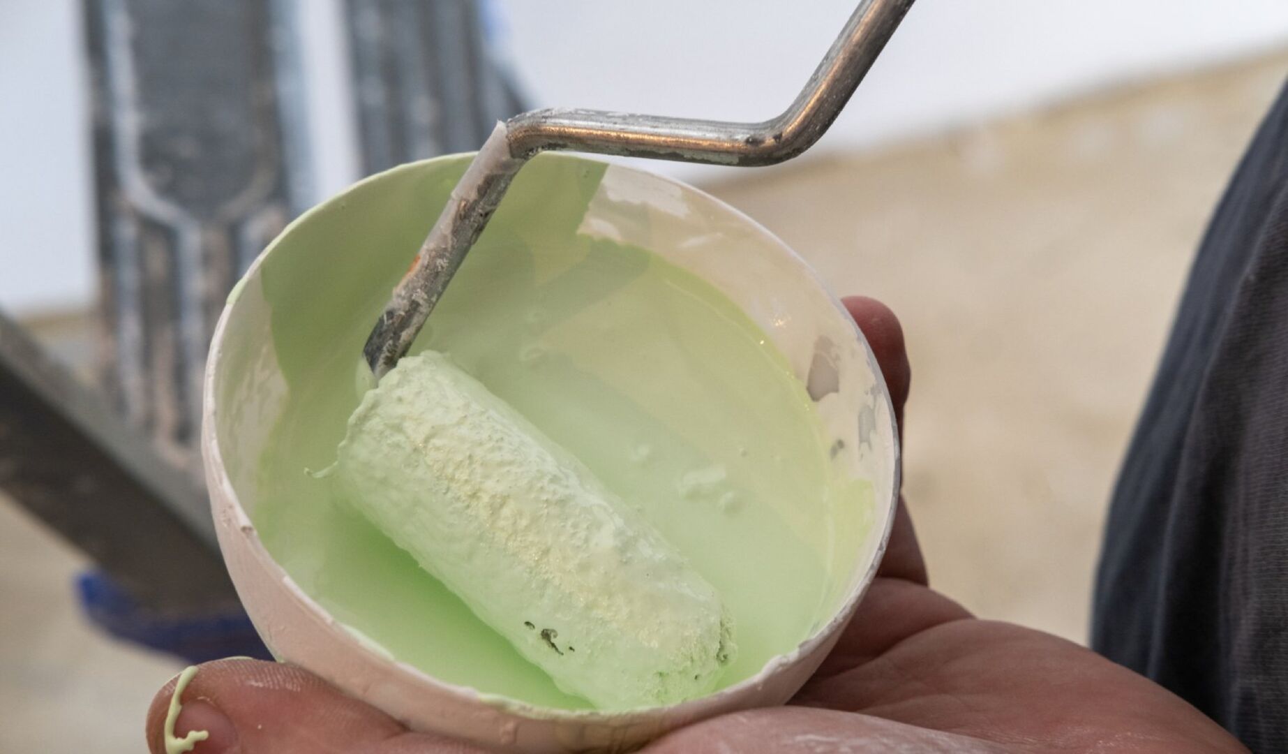 Farbwalze steckt in einer Schale mit Farbe | Credit: iStock.com/Alena Ivochkina