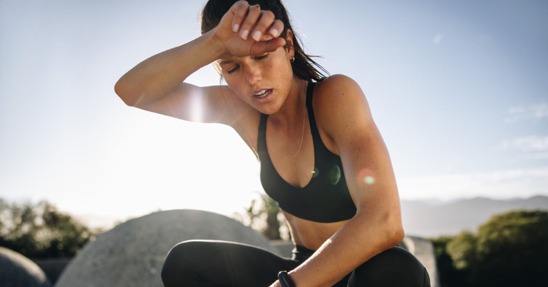 Frau ist fertig vom Training und schwitrzt |Credit: iStock.com/jacoblund