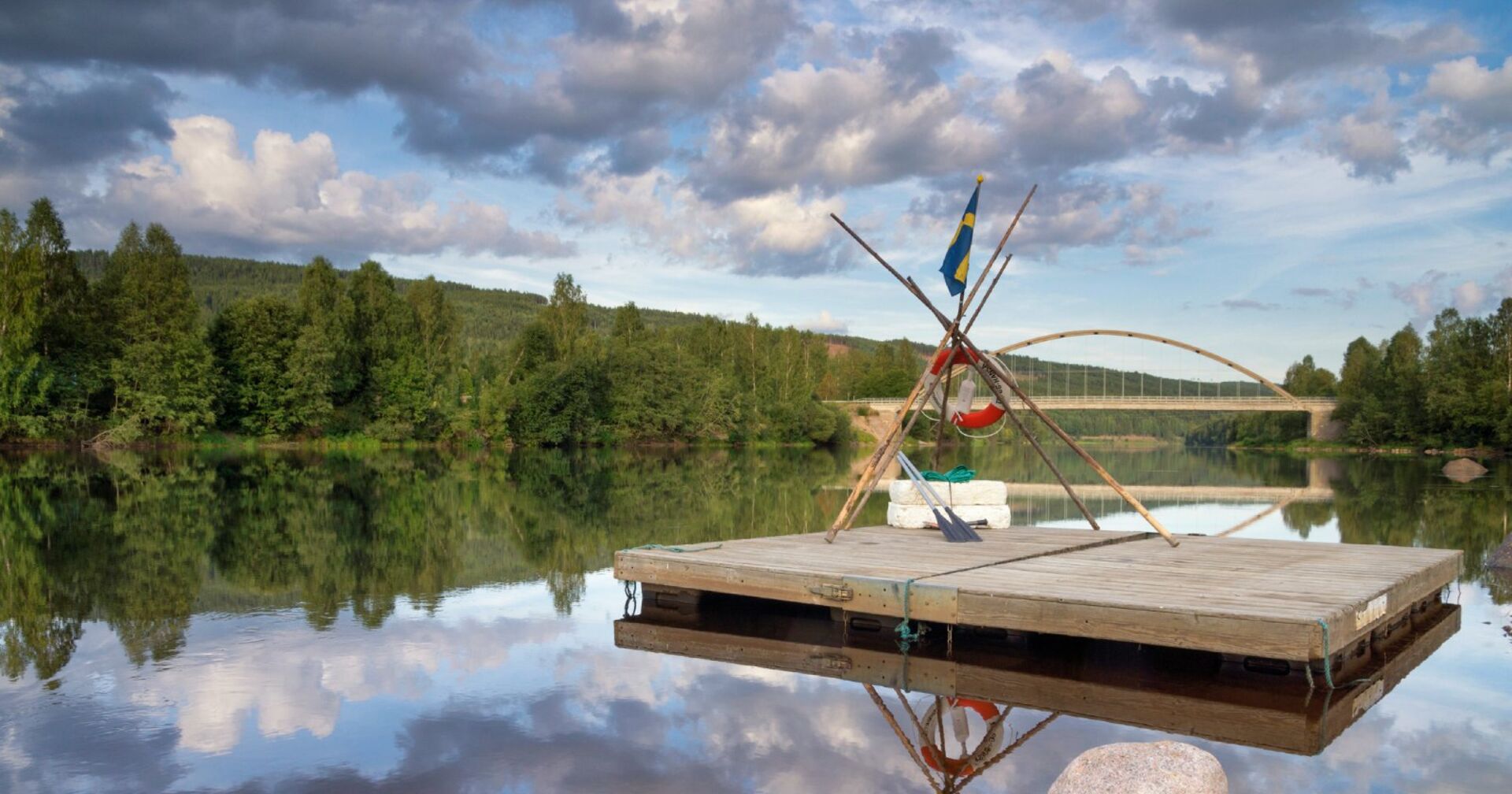 Ein Holzfloß auf dem Klarälven in Schweden | Credit: iStock.com/JStuij