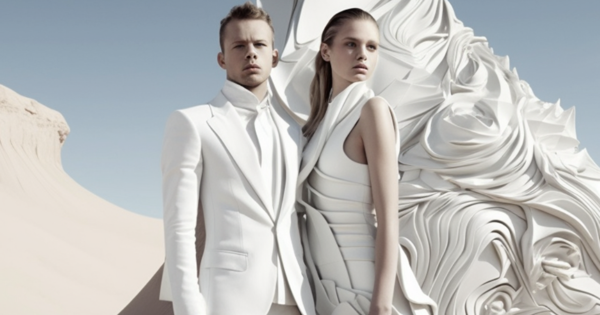 Mann und Frau in weißer Kleidung vor einem futuristischen Hintergrund | Credit: www.thefutureball.com