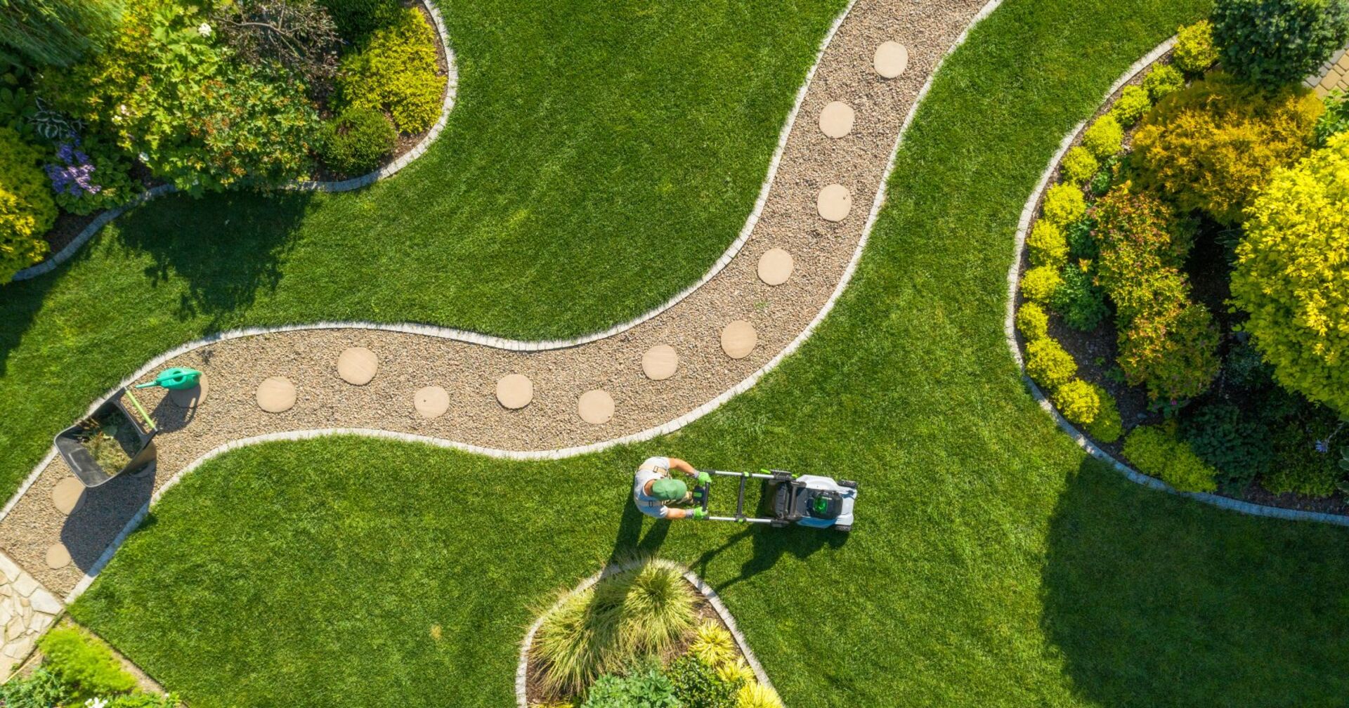 Mann bei der Gartenarbeit | Credit: iStock.com/welcomia