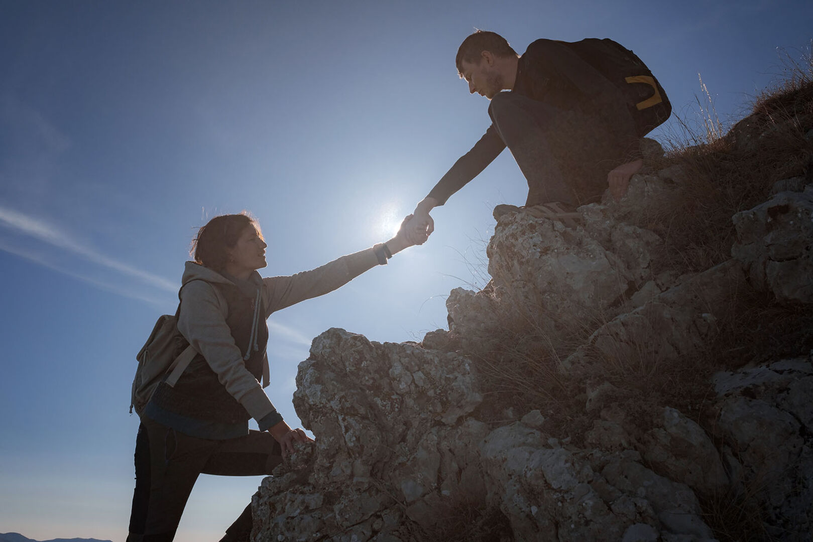 Mann und Frau beim Klettern | Credit: iStock.com/Santiaga