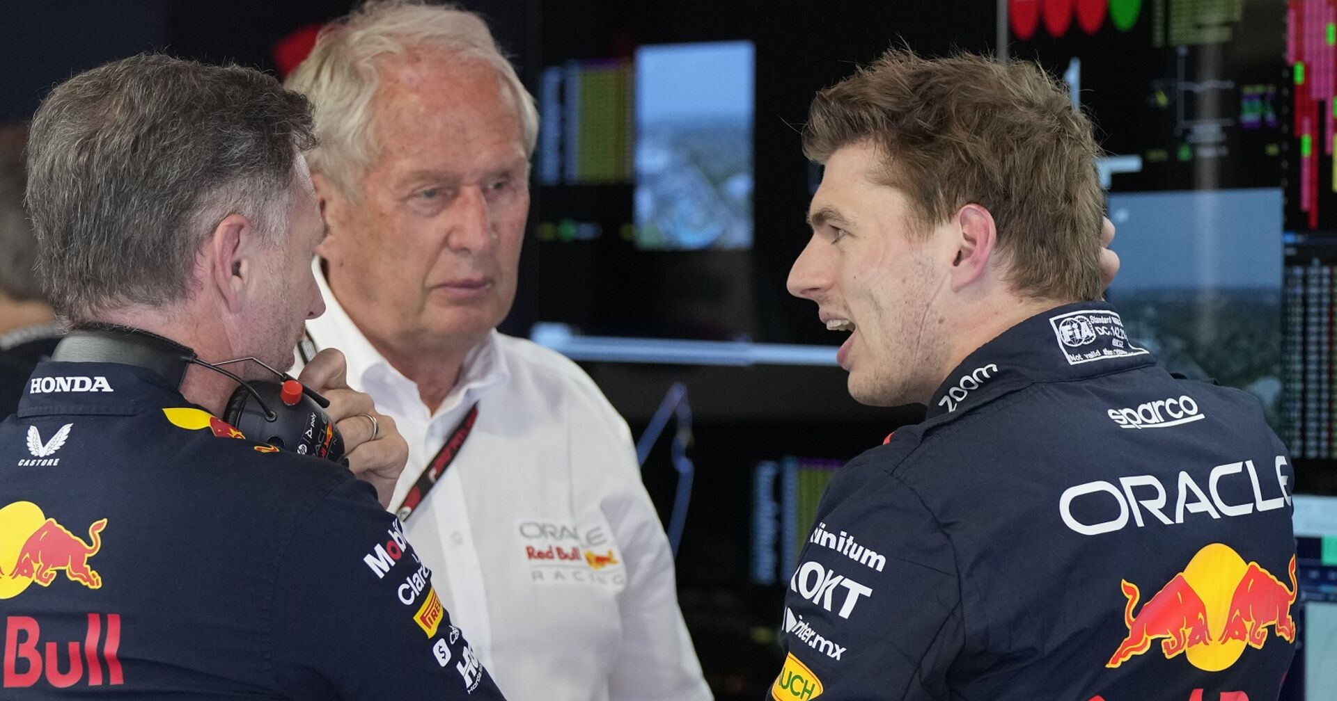 Red Bull-Teamchef Christian Horner, Helmut Marko und Max Verstappen.