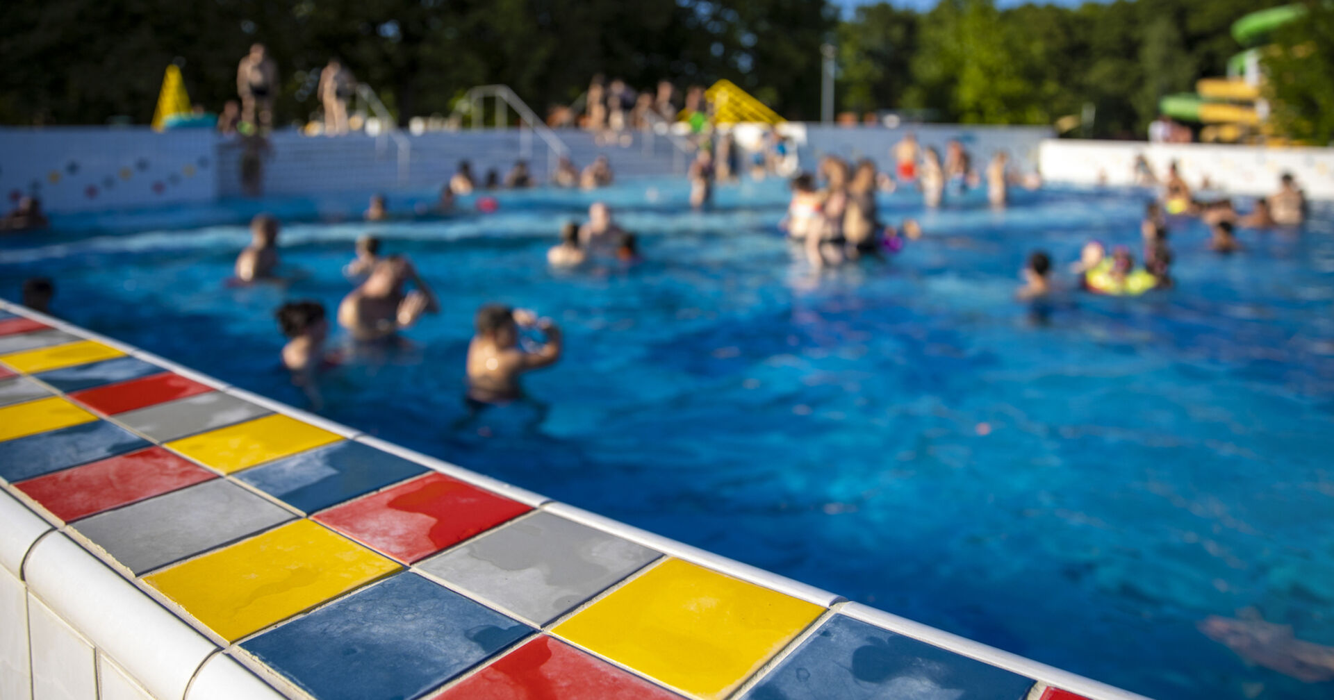 Viele Besucher eine einem Freibad.