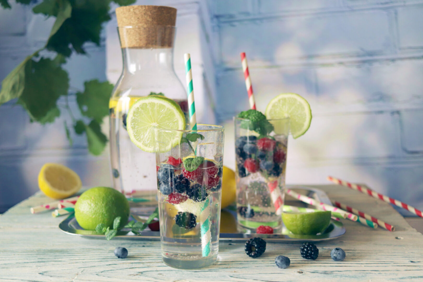 Wasserkaraffe mit Früchten