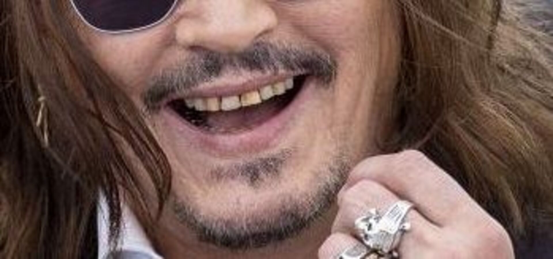 Johnny Depps gelbe Zähne - Nahaufnahme.