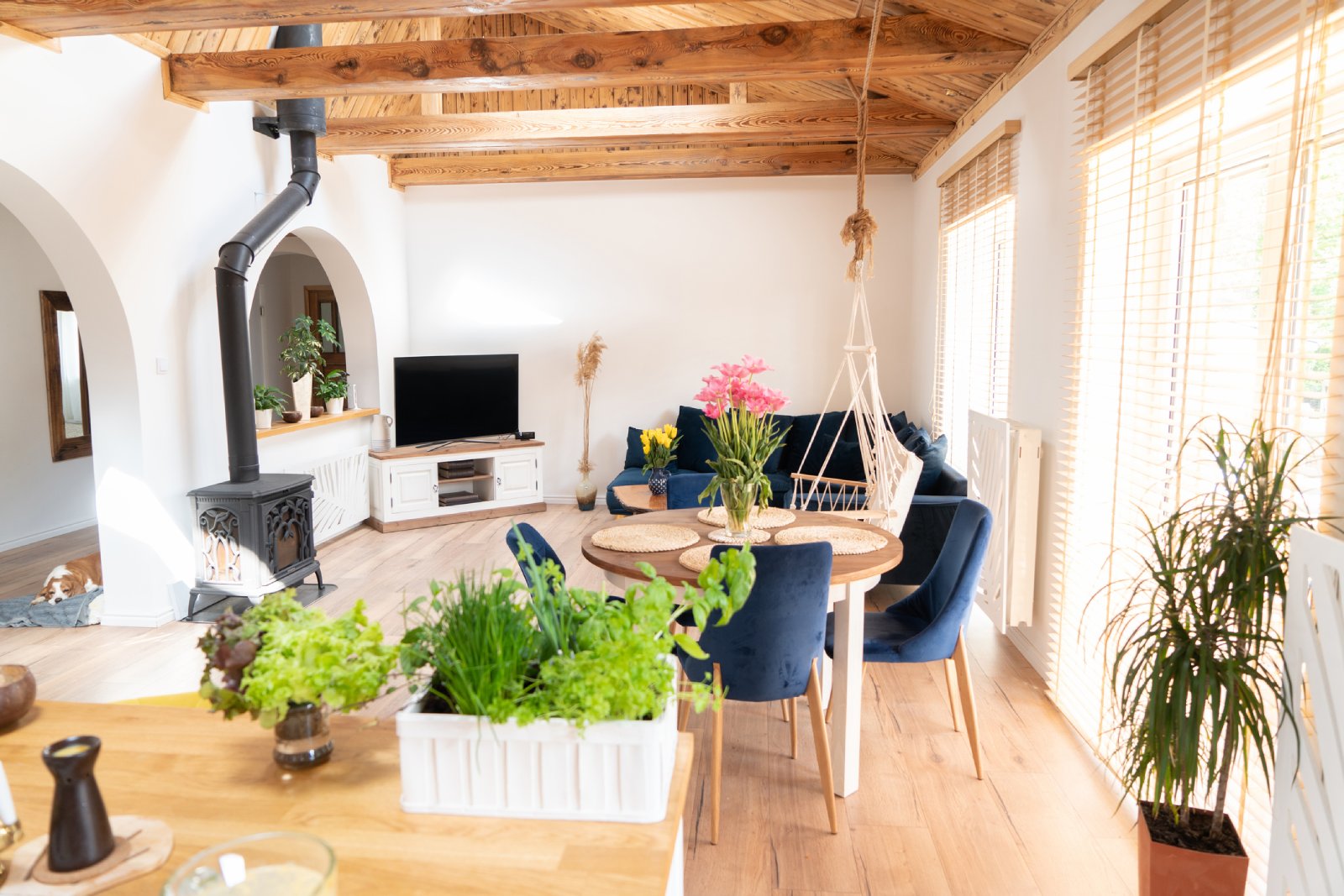 Wohnzimmer im Schweizer Landhausstil | Credit: iStock.com/NeonShot