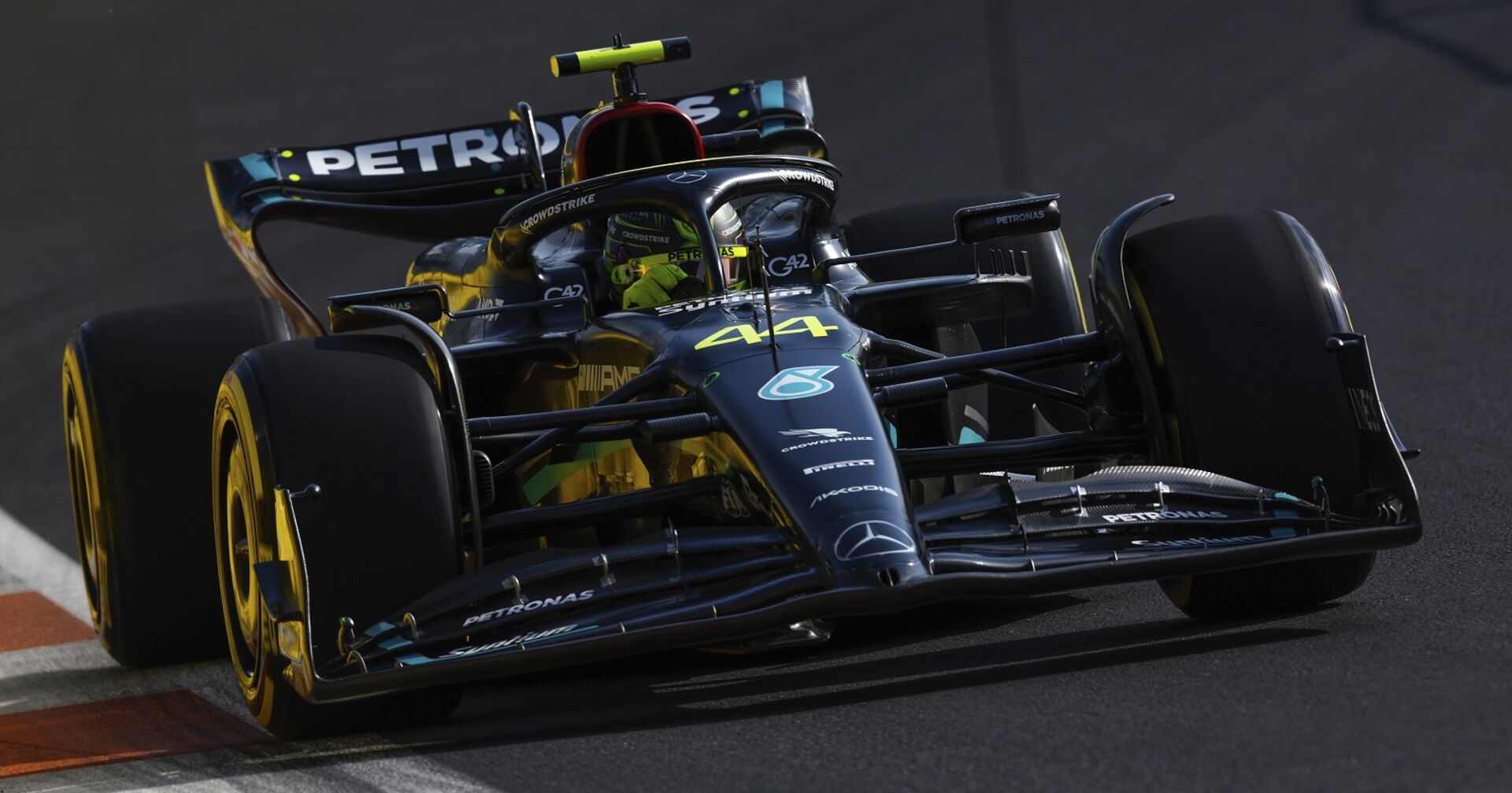 Lewis im Mercedes Formel 1-Wagen mit der Nummer 44.