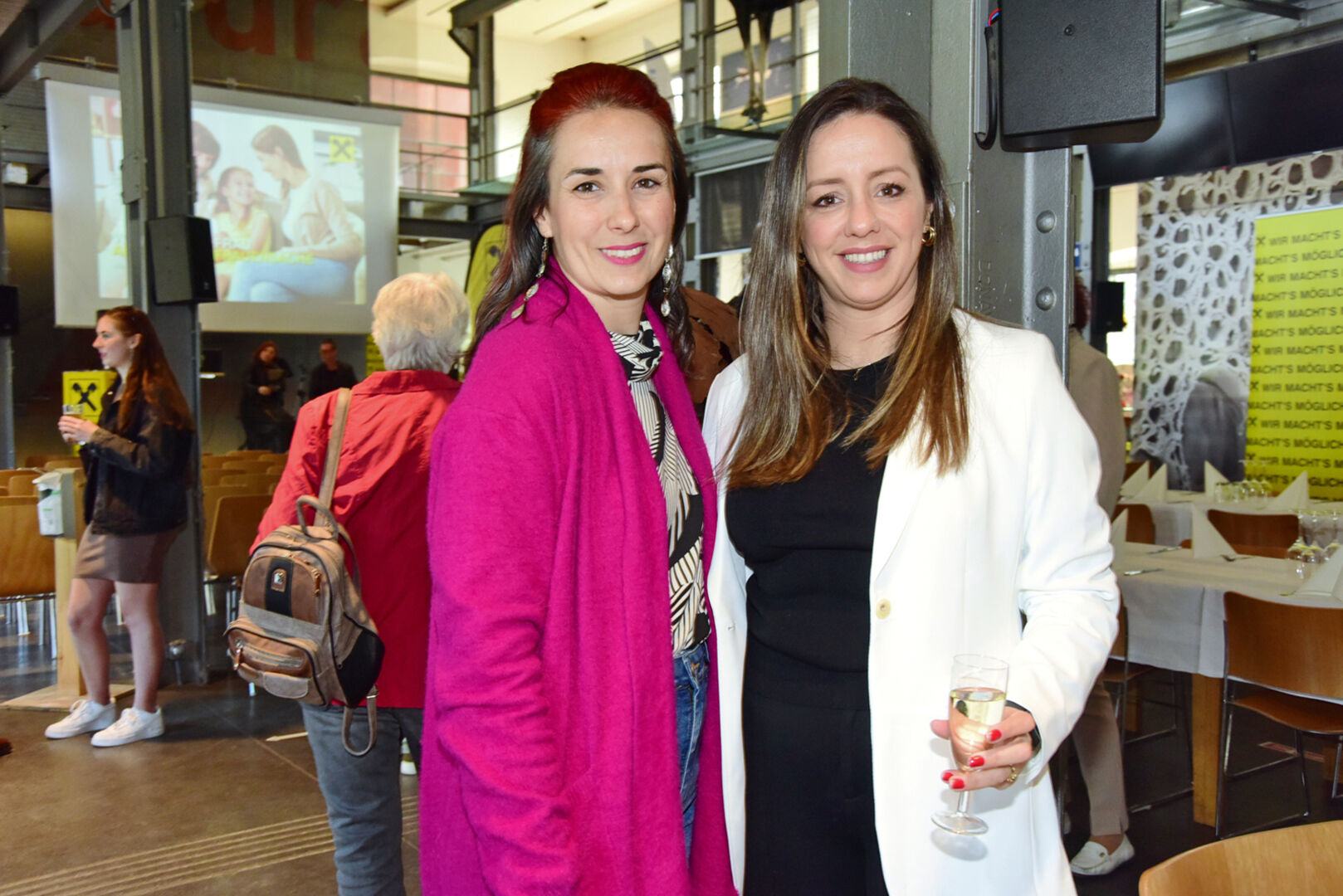 Samira Praxmarer und Karla Knaus (v. li.)