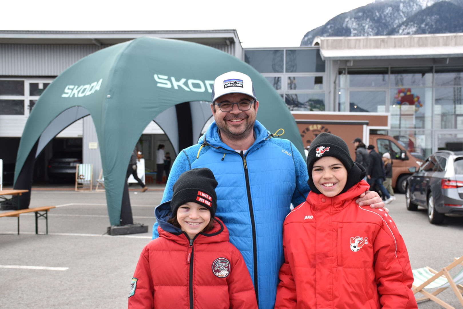 Fährt den neuen Kia Sportage: Thomas Klotz mit Elina (li.) &amp; Fabio