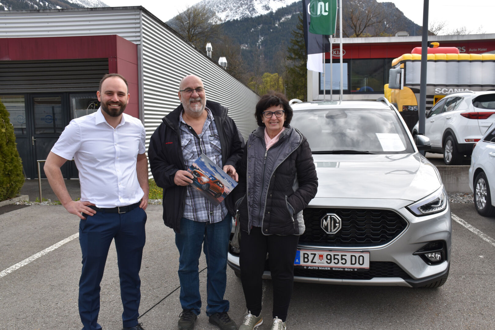 MG-Standortleiter Claudio Bertsch mit seinen Kunden Martin und Gabi Purtscher