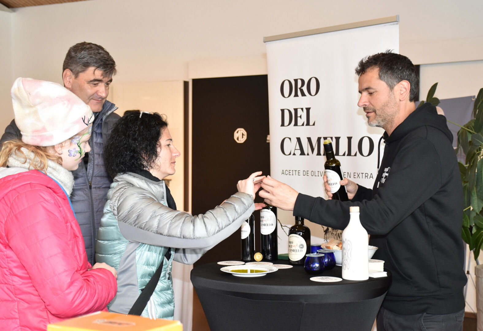 Im Autohaus gab es Olivenölverkostungen durch Antonio Romero von „Oro Del Camello“