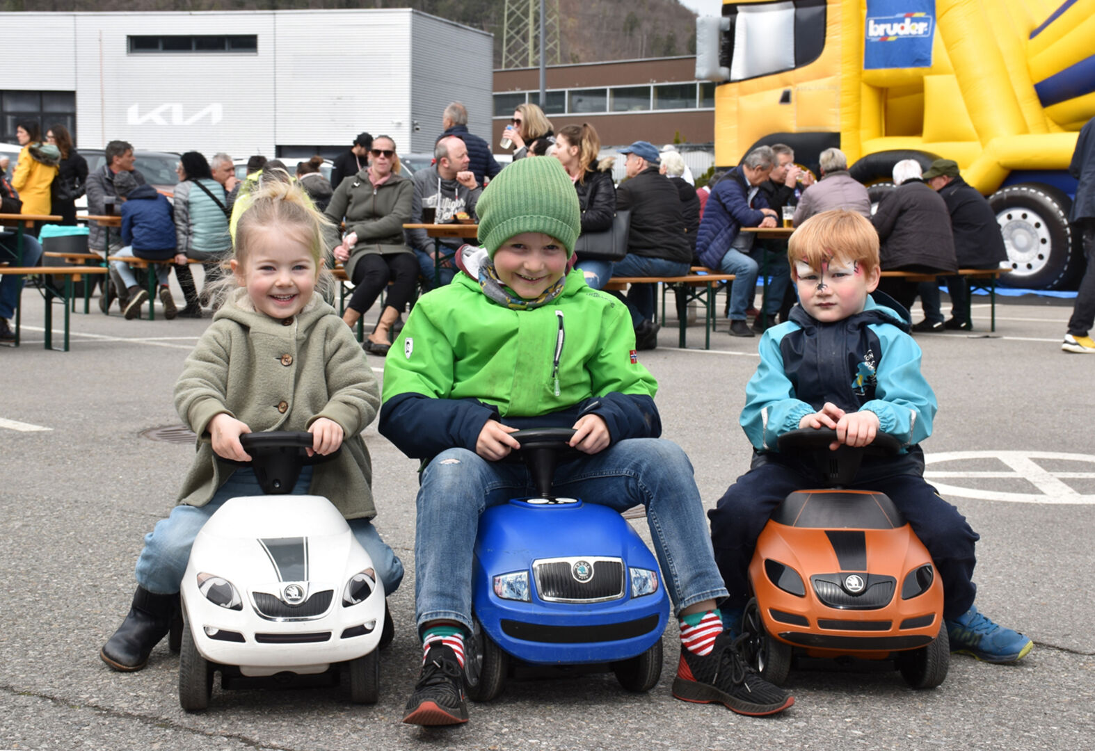 Früh übt sich: Ida, Manuel &amp; Anton bei der Probefahrt mit den Skodaflitzern