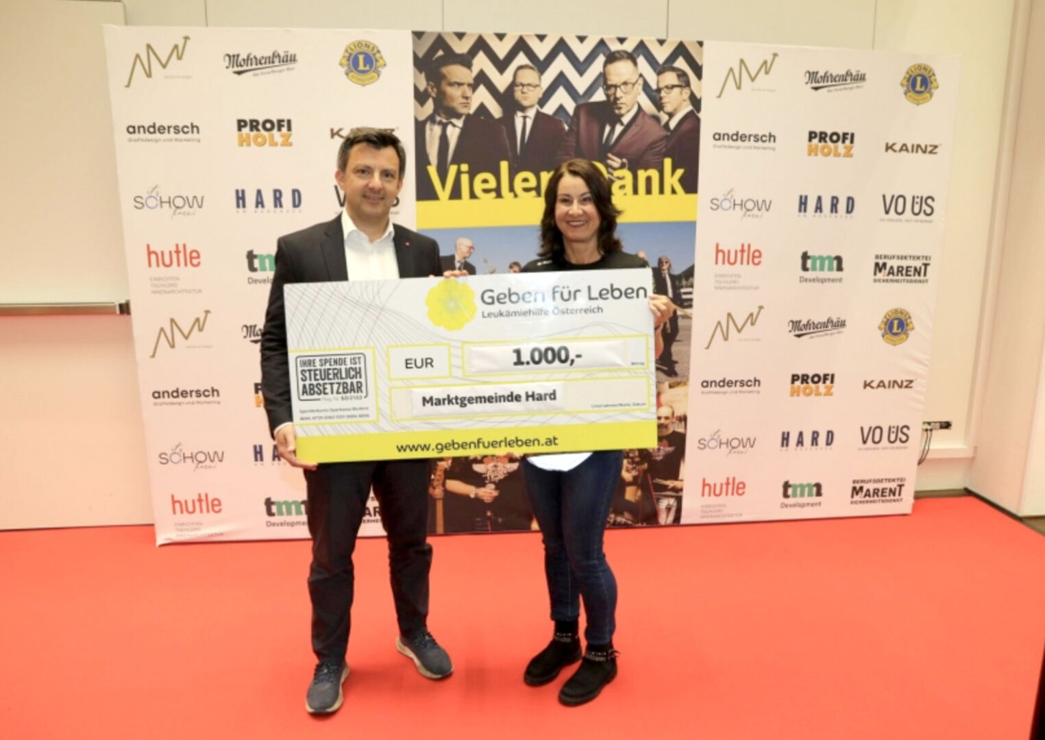 BM Martin Staudinger übergibt € 1.000,–Scheck an Obfrau Susanne Marosch von GFL.