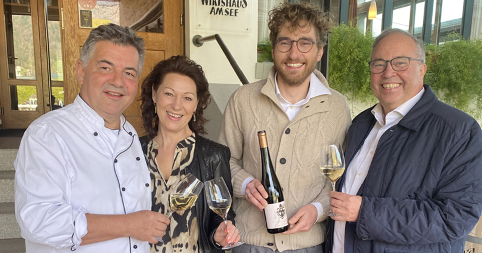 Wirtepaar Martin und Daniela Berthold (Wirtshaus am See), Winzer Mathias Hirtzberger und Weinhändler Walter Pfanner (v. li.)