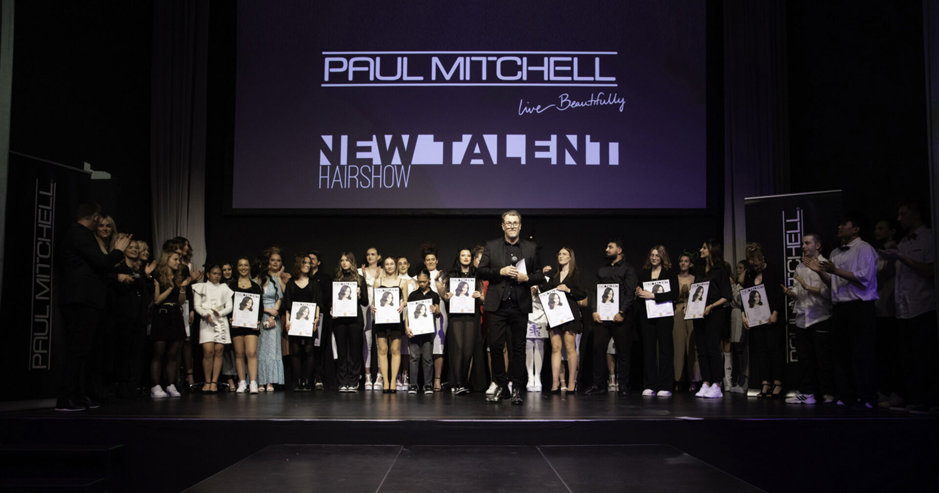 Alle 17 Teilnehmer:innen sind Gewinner. Die Lehrlinge präsentierten trendige Hairstyles und kreative Make-up Trends.