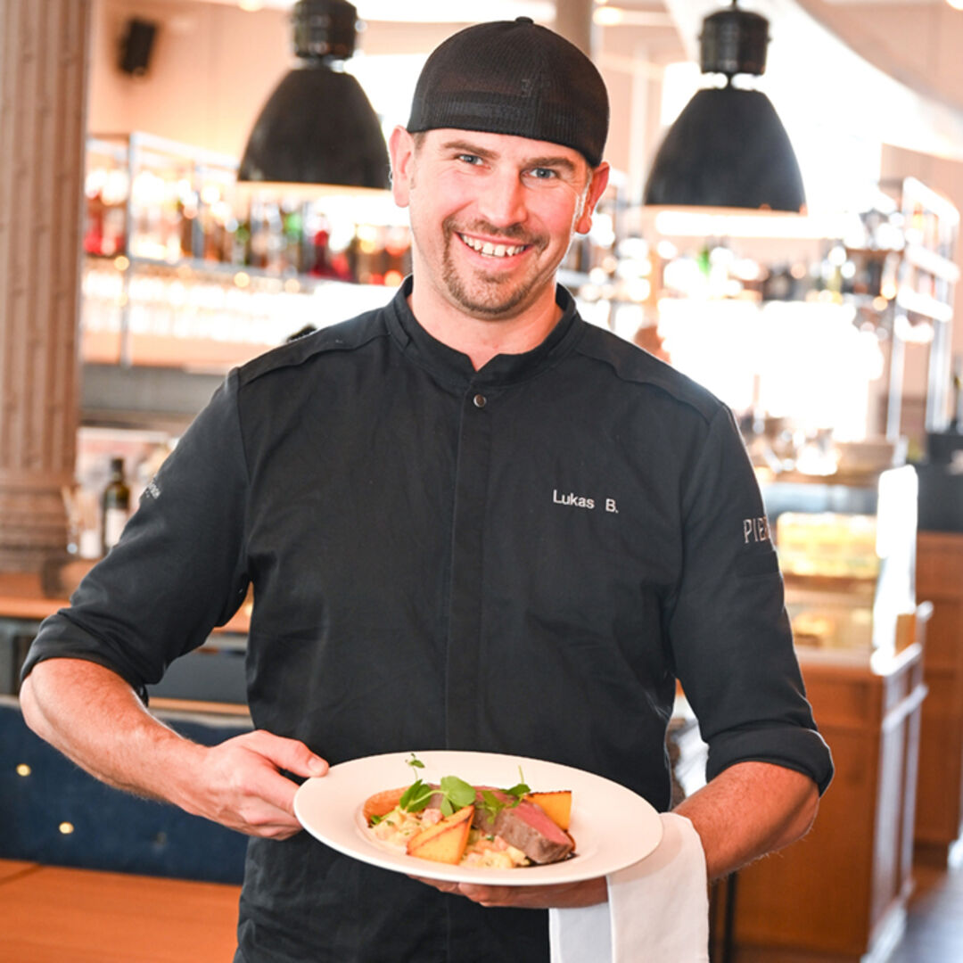 Lukas Buttazoni (GF Pier69) mit Hauptgang: Rosa gegartes Roastbeef, Rosmarinpolenta, winterliches Gemüse und Mandel-Velouté