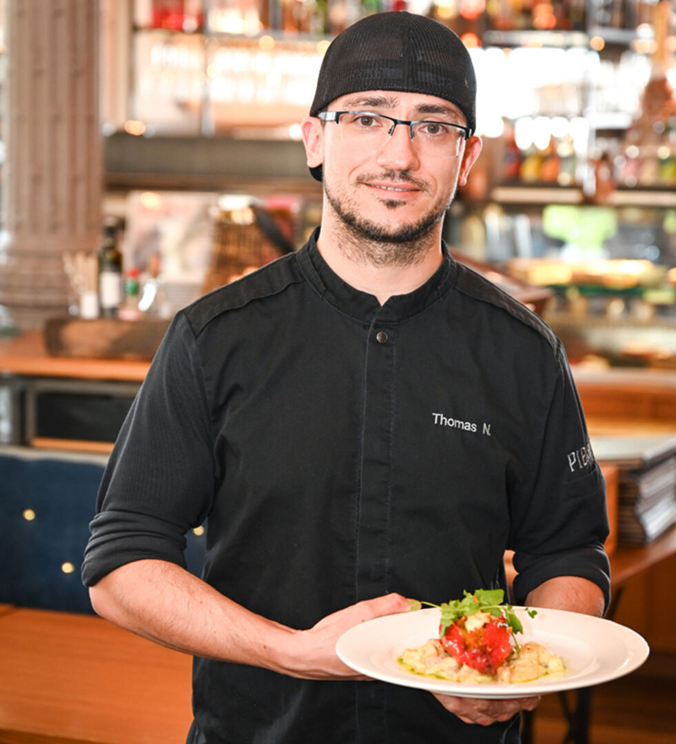 Thomas Neubert (Küchenchef Pier69) mit veganer Hauptspeise:  Gefüllte Spitzpaprika, Bulgur, winterliches  Gemüse, Mandel-Velouté