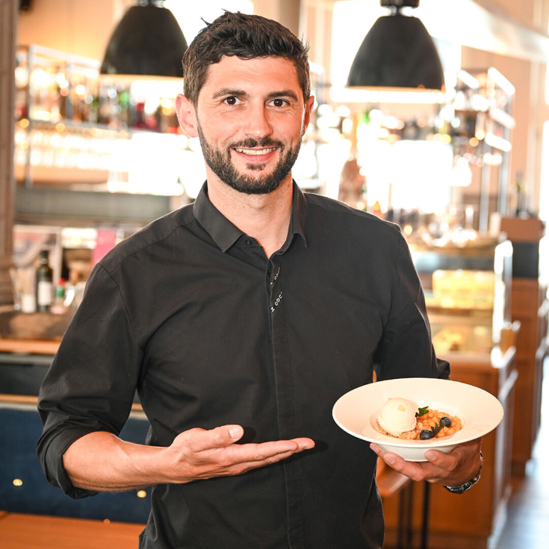 Stefan Köb (Geschäftsführer Pier69) sehr feines Dessert zum Abschluß: Kokos-Panna- Cotta, Duett vom Apfel / Mandel, Zimt, Crumble