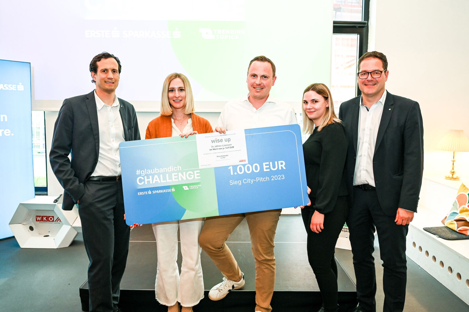 Das Startup Siegerteam „mySproggy“ mit  Julia und Dominik Monghy aus Wien (mi.)  und René Krall (li.), Jasmine Gisinger und Vorstand Martin Jäger (Sprecher der