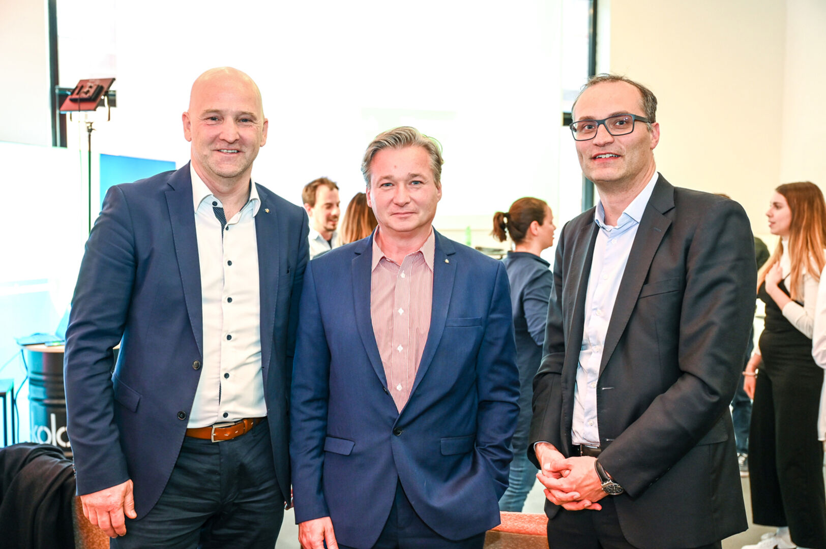 Hannes Schwaiger und Wolfgang Igerz (beide Dornbirner Sparkasse) und Johannes Hämmerle (Vorstand Sparkasse Bregenz) (v. li.)