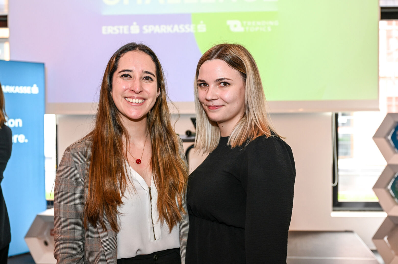 Paula Caicedo (Startup  „Savvy“) und Jasmine Gisinger (GründerCenter Vorarlberg, Dornbirner Sparkasse) (v. li.)
