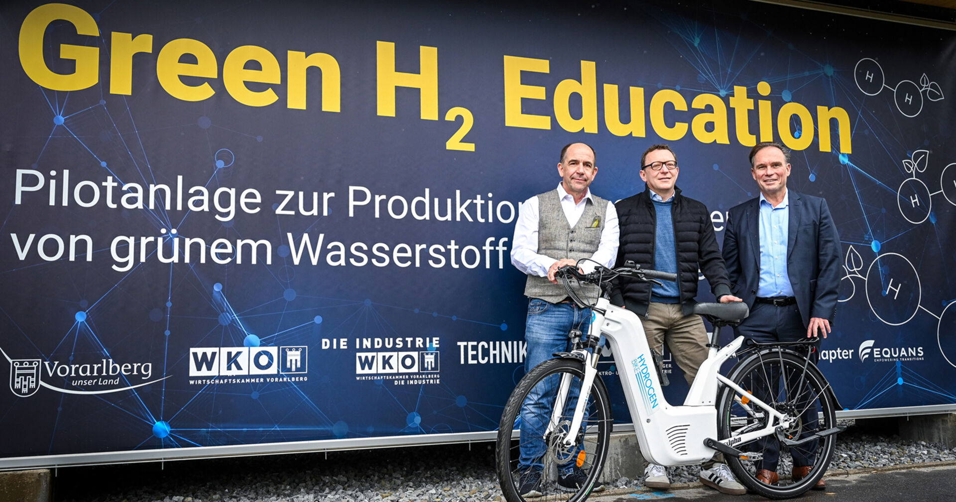 Rudolf Sams (Abteilungsvorstand Chemieingenieure), Industrie Bildungssprecher Udo Filzmaier und Michael Amann (Wirtschaftskammer) (v. li.)