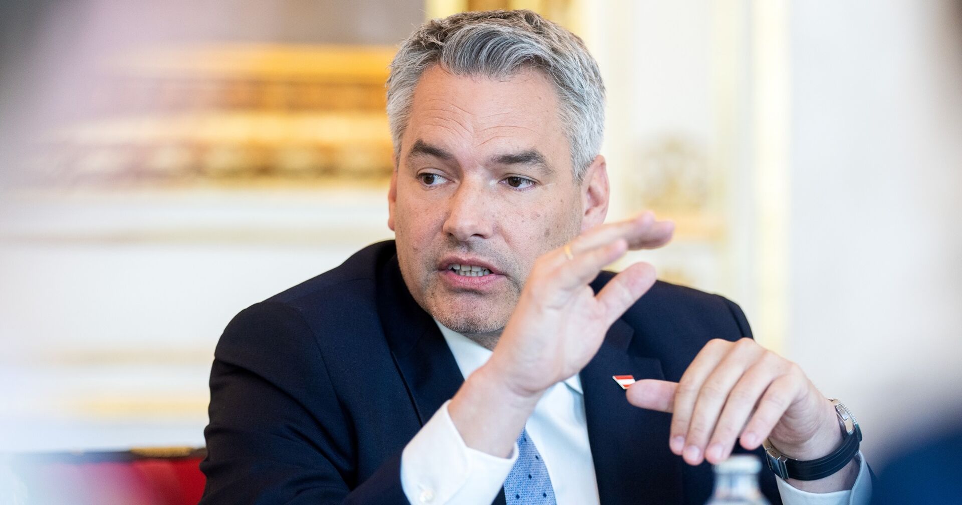 Kanzler Karl Nehammer im Gespräch, er gestikuliert.