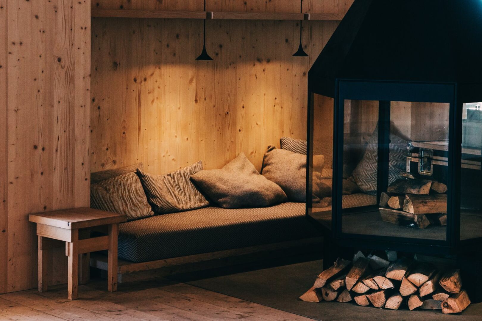 Eine Nische im Chalet-Stil | Credit: iStock.com/NRuedisueli