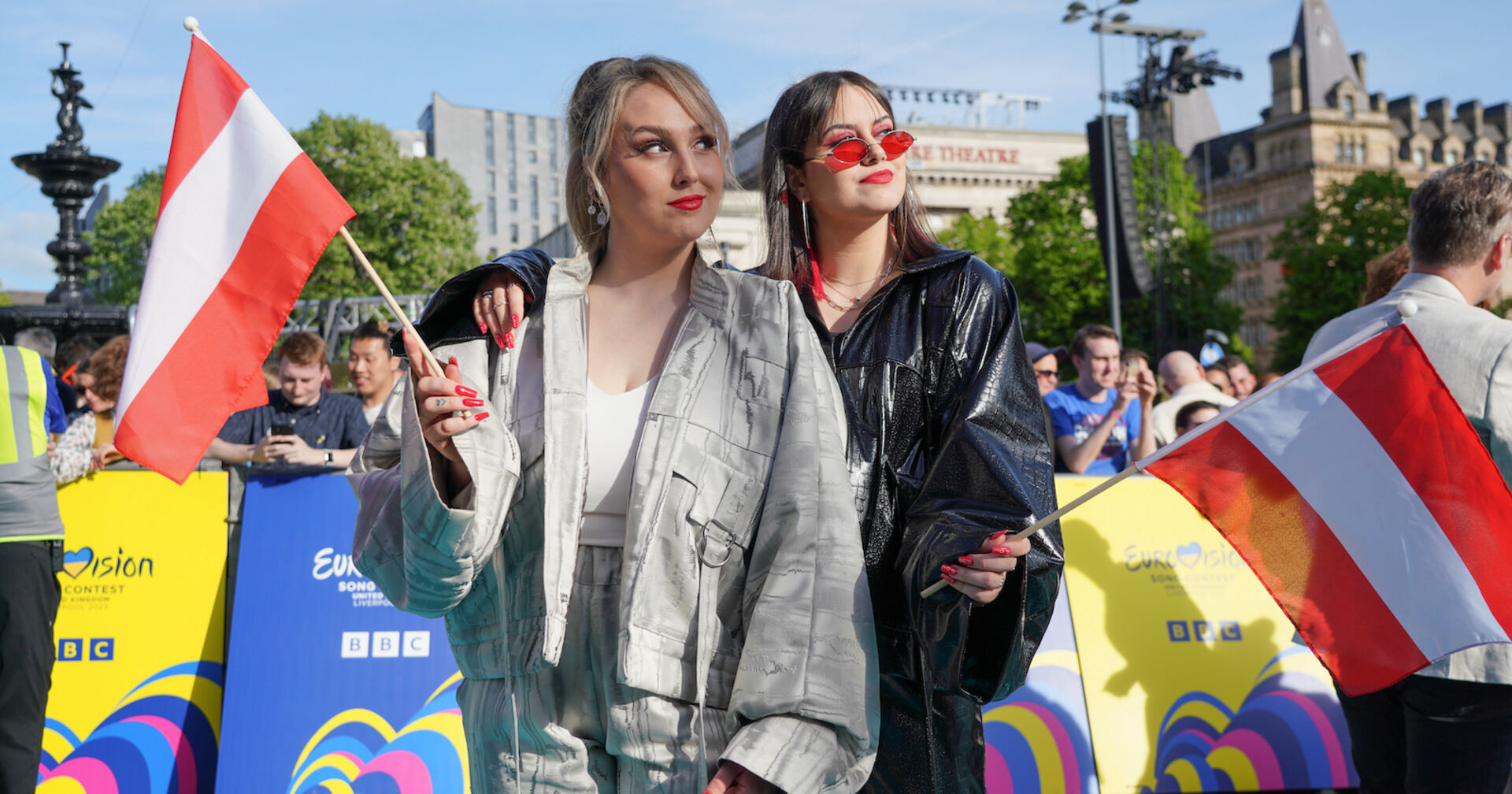 Teya &amp; Selena mit Österreich-Flaggen