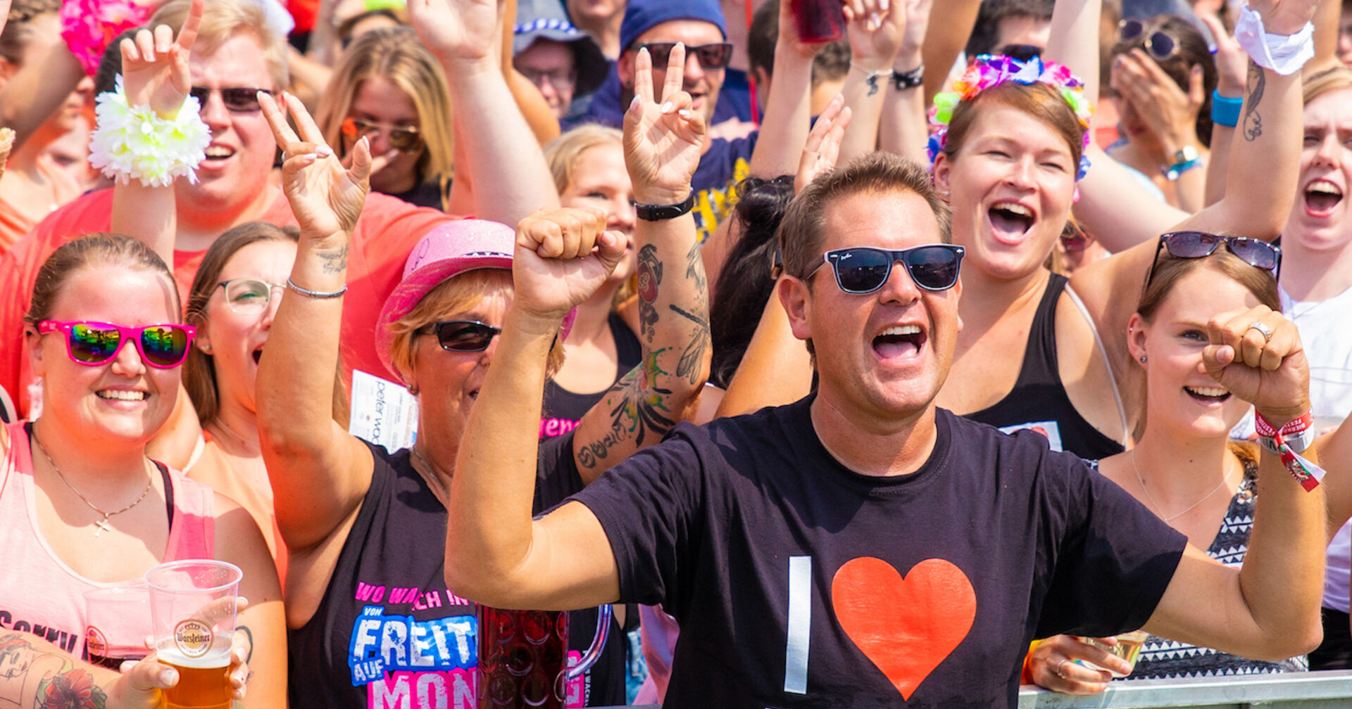 Partykünstler Peter Wackel vor Fans | Credit: Peter-Wackel-Pressefoto