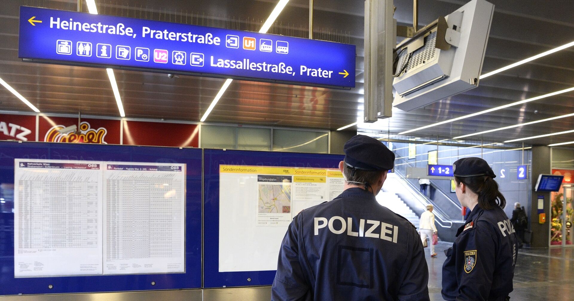 Zwei Polizisten in der Ankunftshalle am Wiener Praterstern