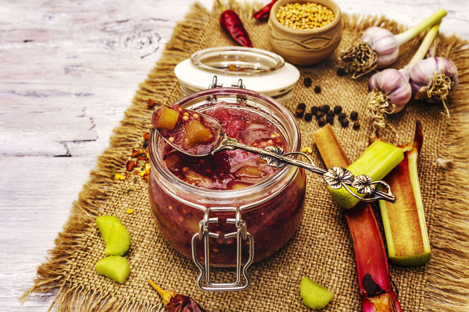 Rhabarber-Chutney steht auf einem Tisch | Credit: iStock.com/Fuzullhanum