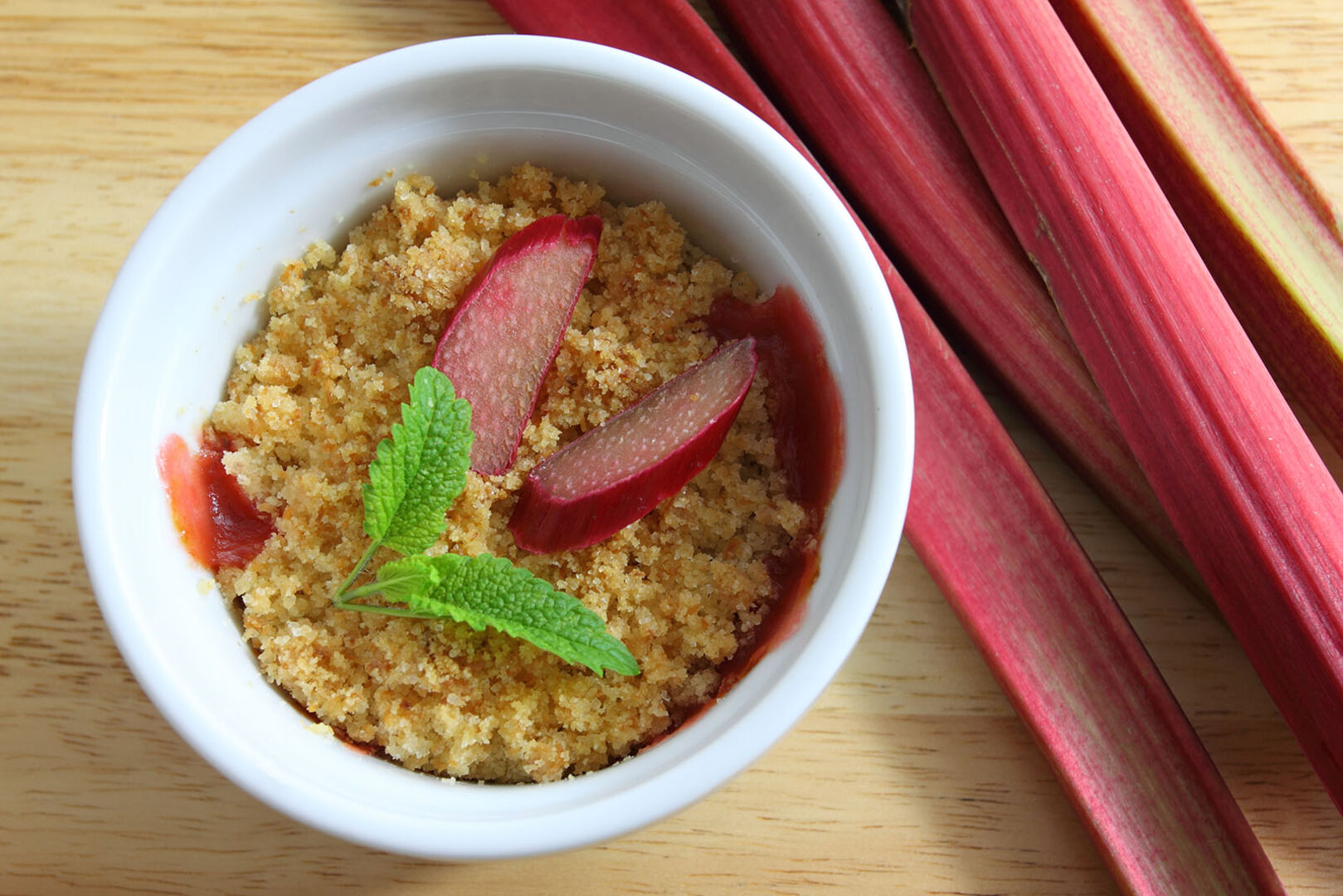 Rhabarber-Crumble steht auf einem Tisch | Credit: iStock.com/fotokris