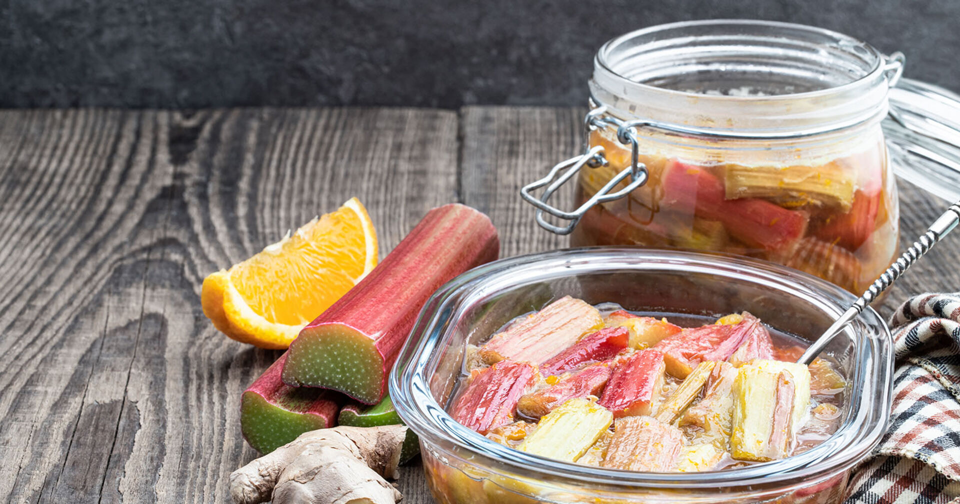 Rhabarber zubereitet in einem Einmachglas | Credit: iStock.com/Lena_Zajchikova