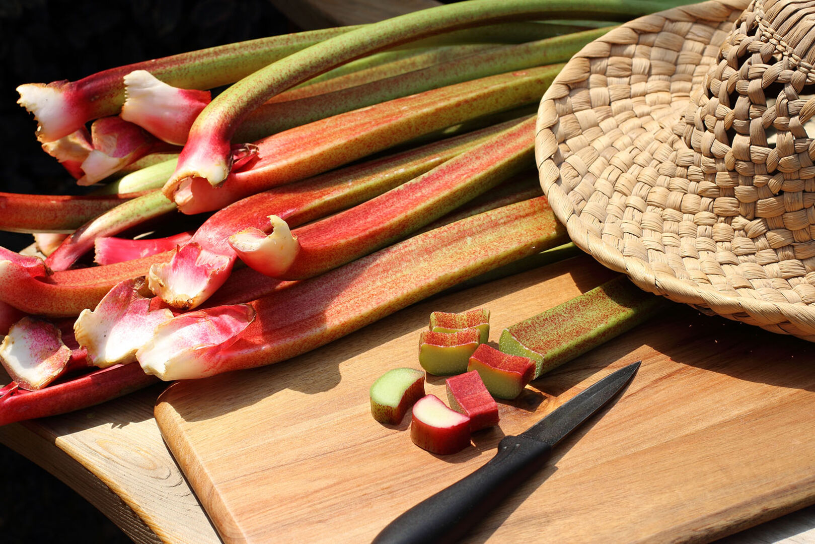 Rhabarber liegt geschnitten auf einem Holzbrett | Credit: iStock.com/Aygul Bulte