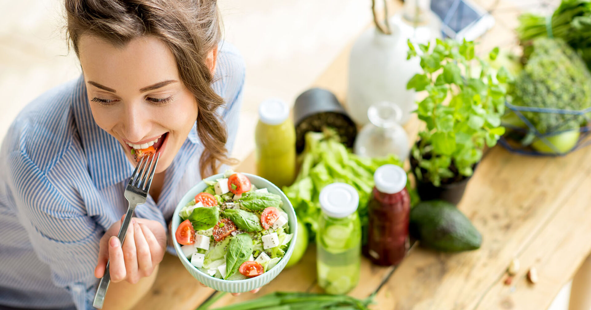 Frau isst einen Salat | Credit: iStock.com/RossHelen