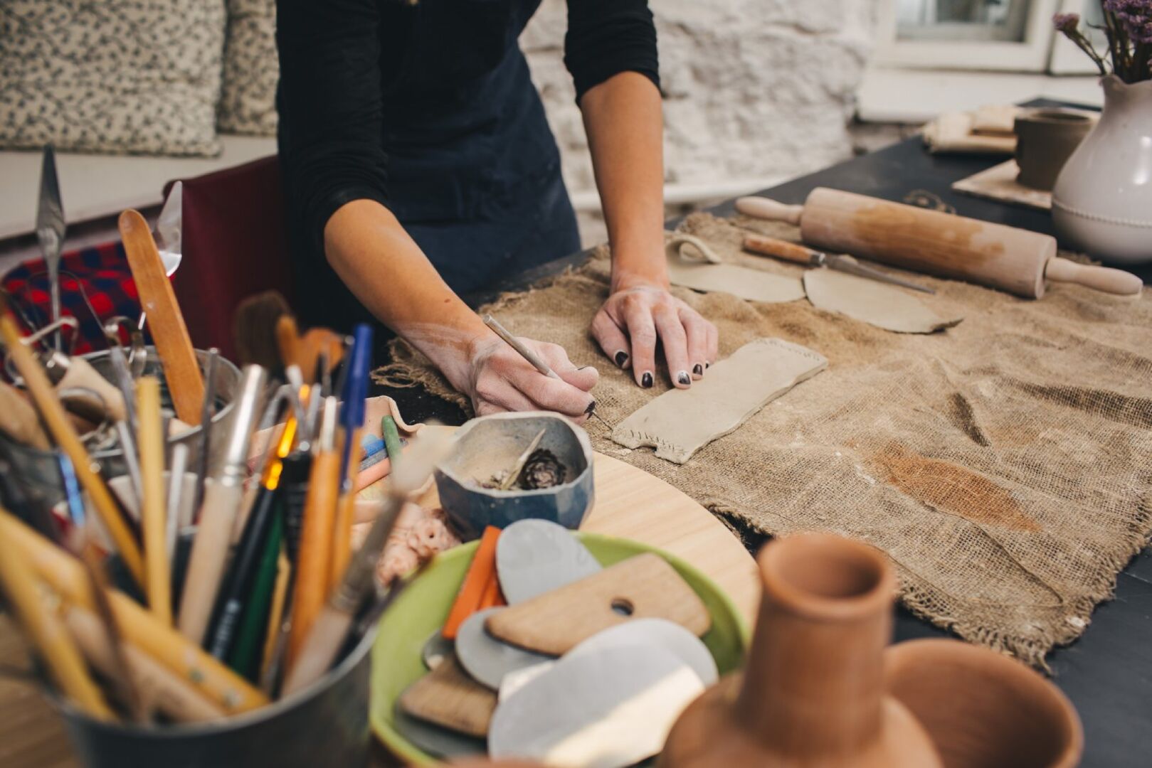 Frau bastelt | Credit: iStock.com/Agababjan