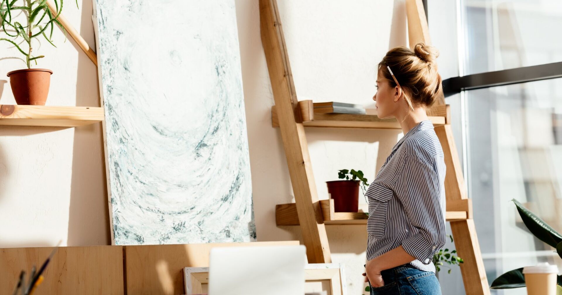 Frau malt ein Bild mit Strukturpaste | Credit: iStock.com/LightFieldStudios