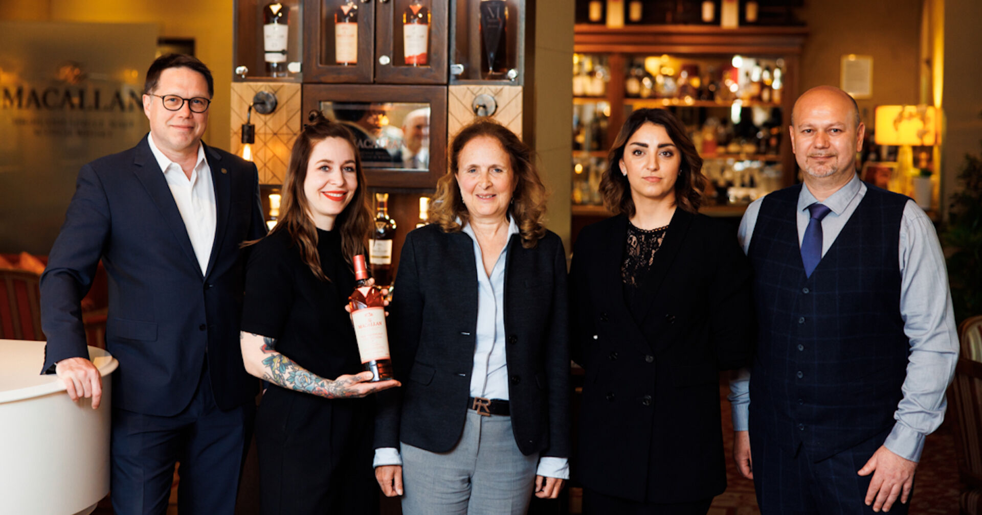 Partner und Experten mit einer Flasche The Macallan-Whisky im Grand Hotel Wien | Credit: Adrian Almasan