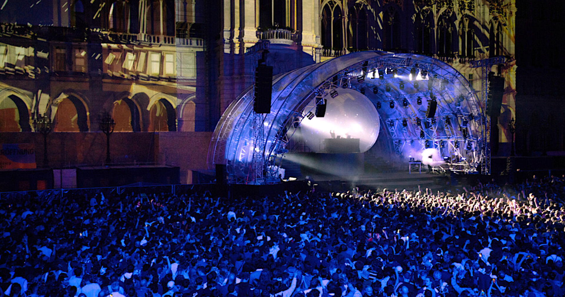 Ansicht der Bühne mit Publikum