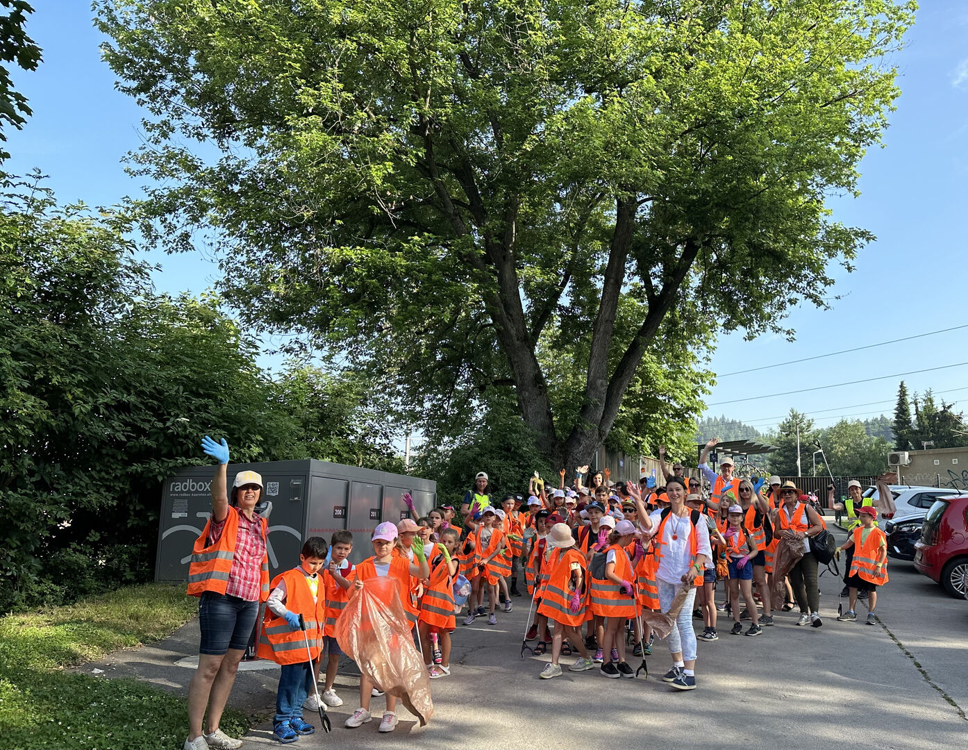 Kinder und Lehrer beim Müllsammeln