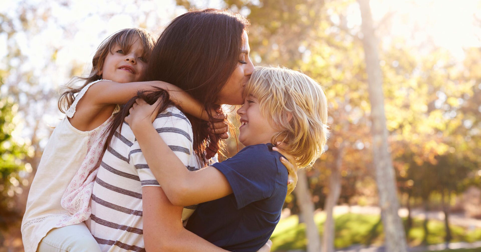 Junge Mutter mit ihrer Tochter und ihrem Sohn | Credit: iStock.com/monkeybusinessimages
